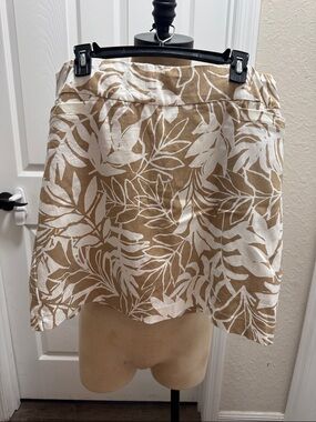 Kim Rogers skort skhaki white leaf design stretch waist front pockets size 16